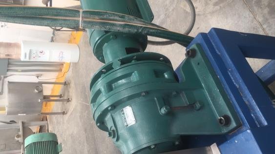 Motor y bomba industrial